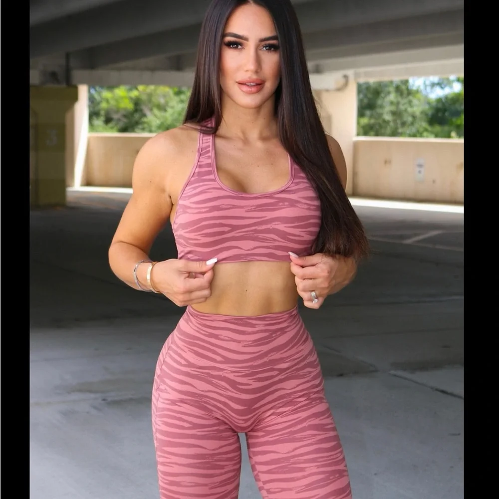 Bombshell Sportswear Set - Picture 4 of 12